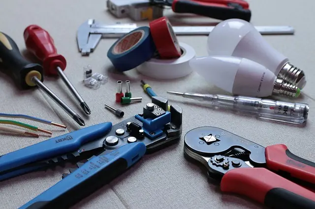 Scule de electrician: clești de sertizat, șurubelnițe izolate, tester de tensiune și aparataj