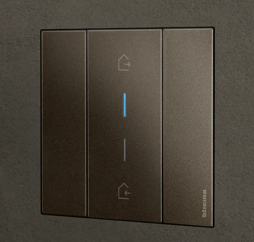 Montaj InWall: compoziție Living Now Bronze cu scenariul Plec/Vin, rama la nivel cu peretele