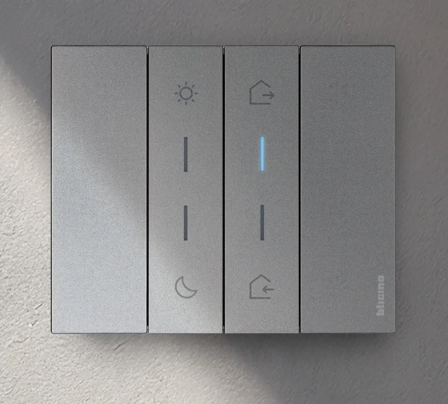 Comenzi Living Now Steel cu scenariile Zi/Noapte și Plec/Vin, LED albastru de localizare