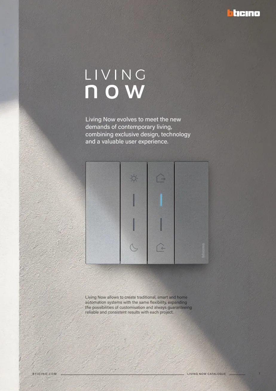 Compoziție Living Now Steel cu 3 module pe perete gri