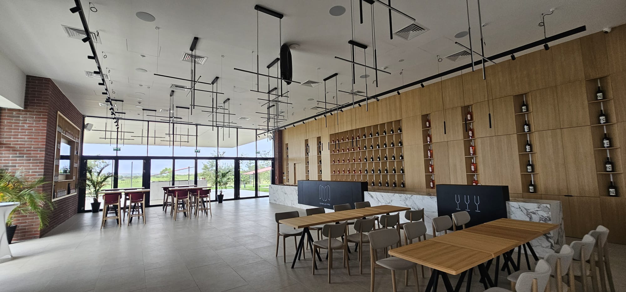 Domeniile Mitroi — sala restaurantului cu iluminat DALI