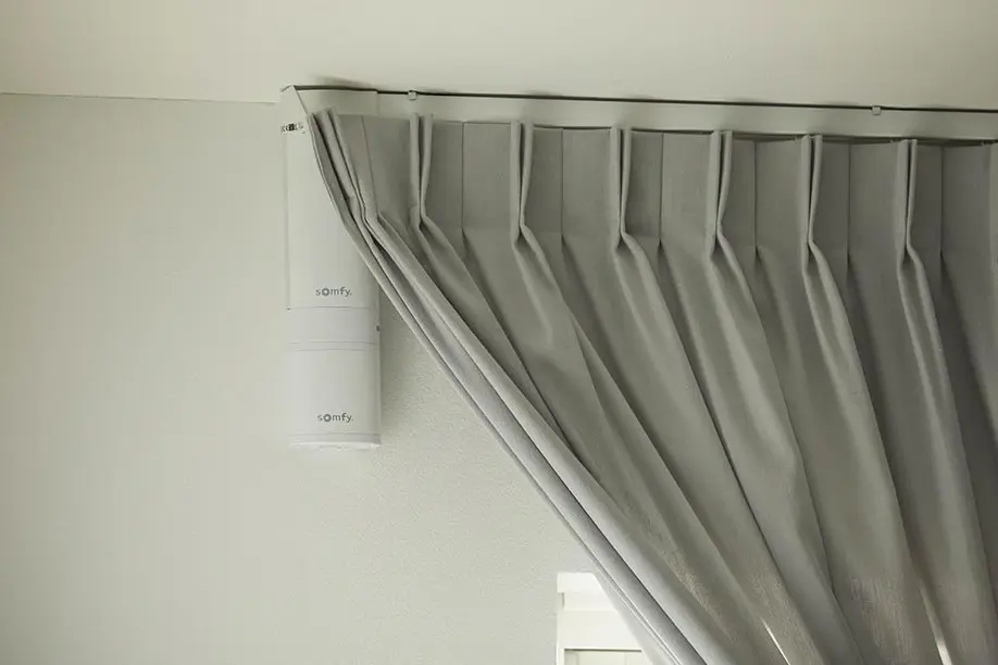 Șină electrică Somfy Movelite 35 cu draperie montată pe tavan